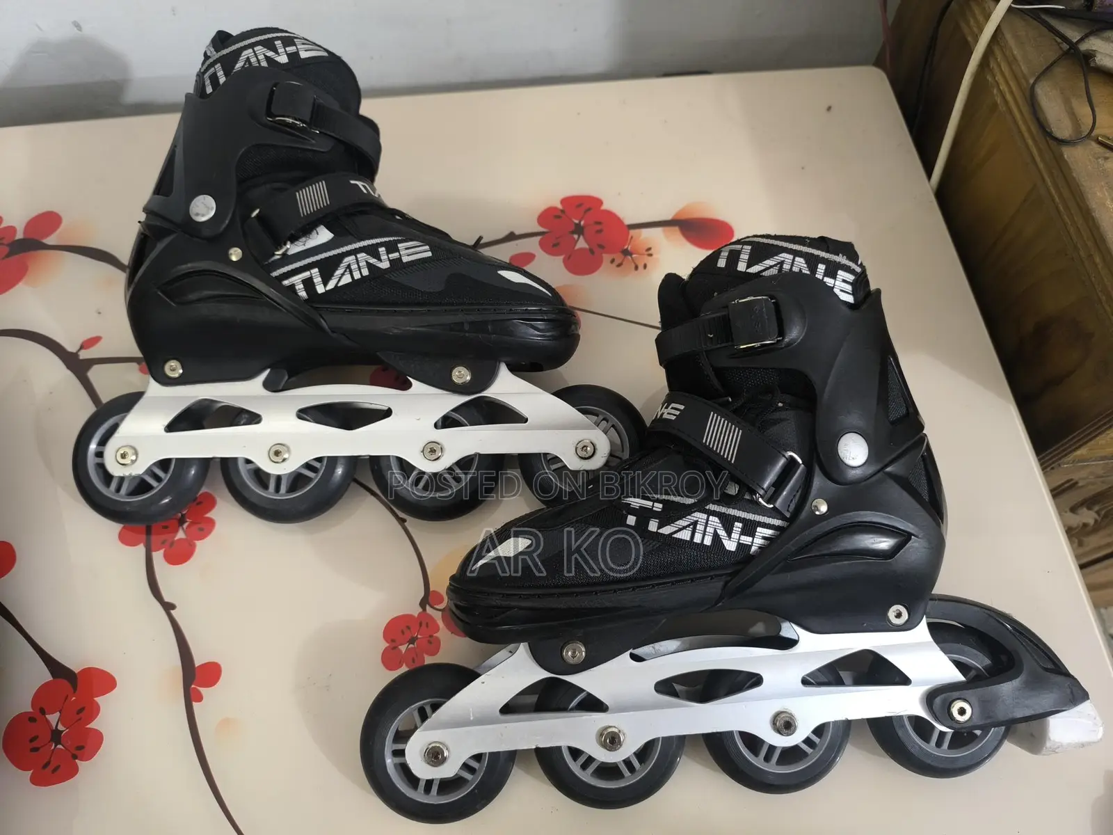 Tian-e Skating Shoes