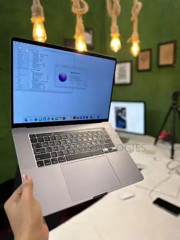 Apple MacBook Pro 16", i9 16GB Ram/512GB SSD Radeon 4GB Graphic Touch Bar