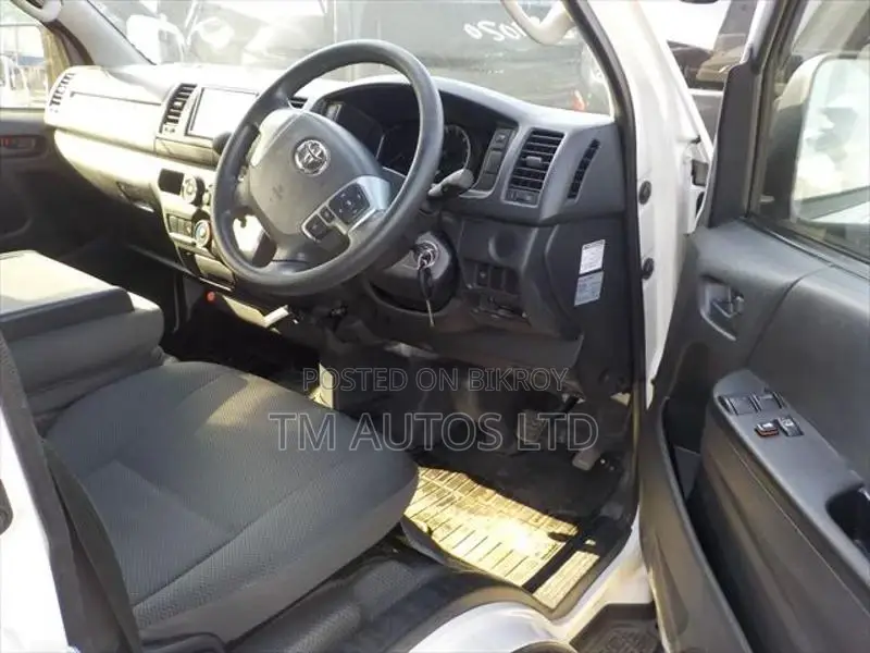Toyota Hiace DX PKG 3.5 WHITE 2021