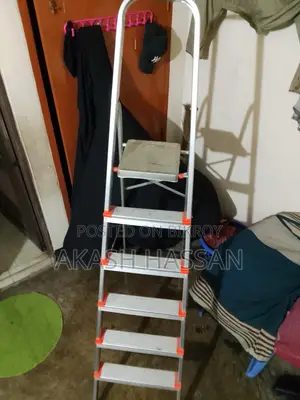 Portable aluminium step ladder