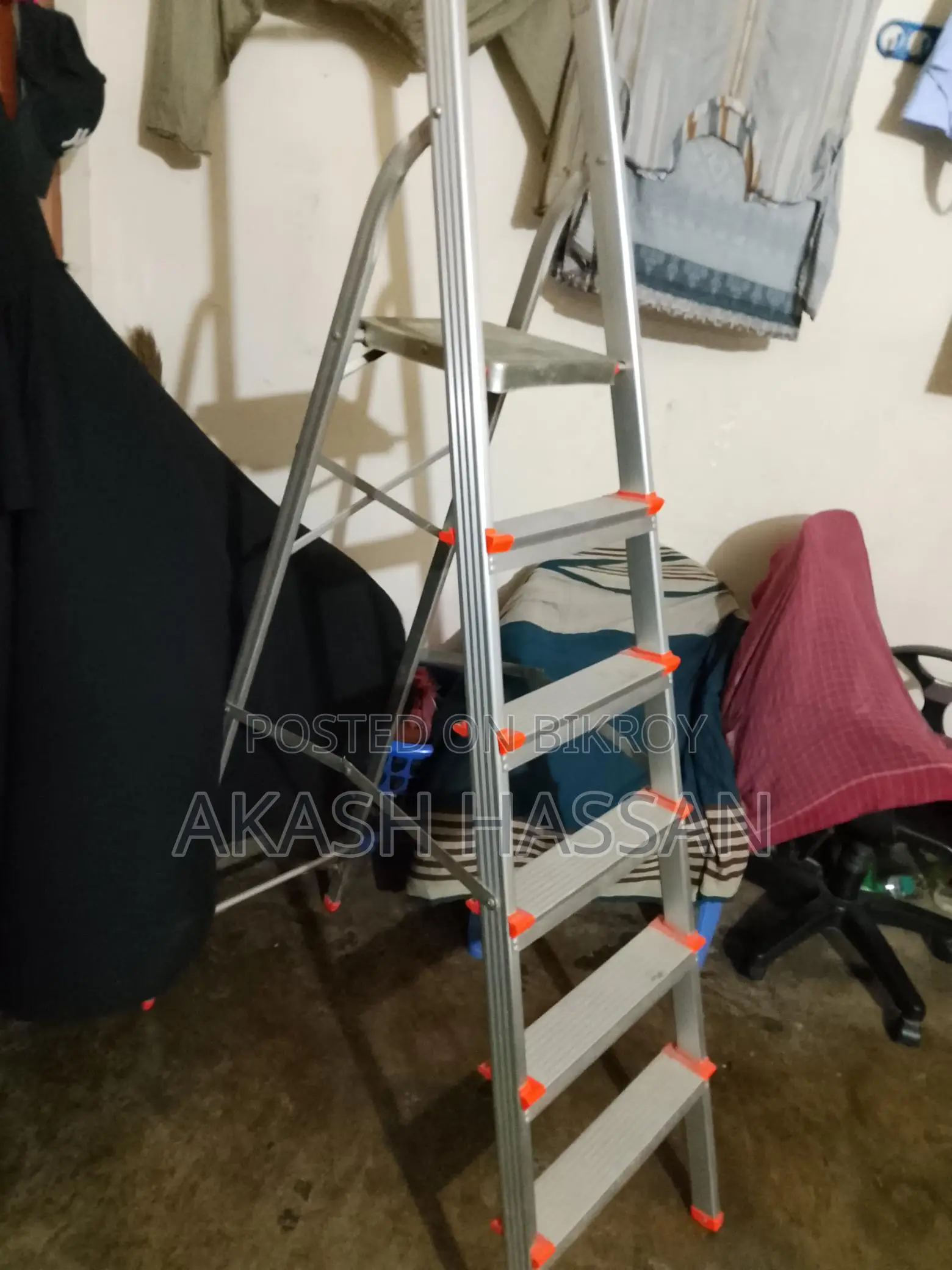 Portable aluminium step ladder