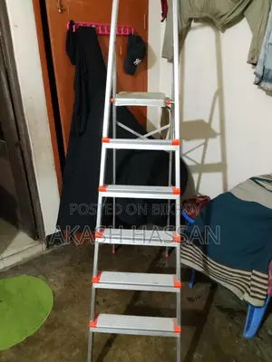Portable aluminium step ladder