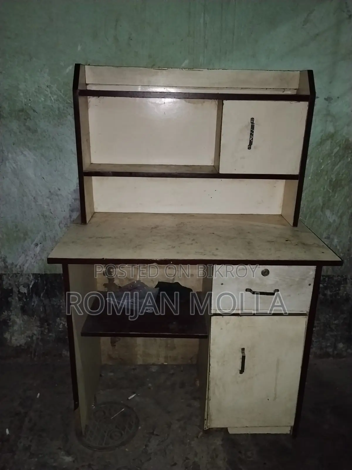 পড়ার টেবিল