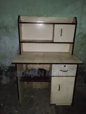 পড়ার টেবিল