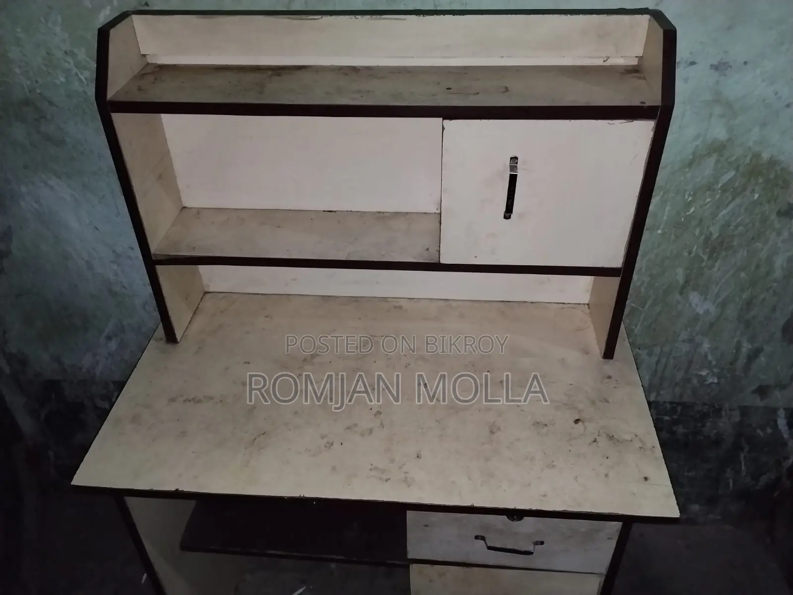 পড়ার টেবিল