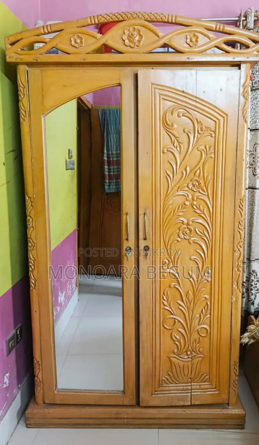 আলমারিটা বিক্রি হবে,