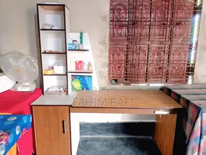 বড় পড়ার টেবিল