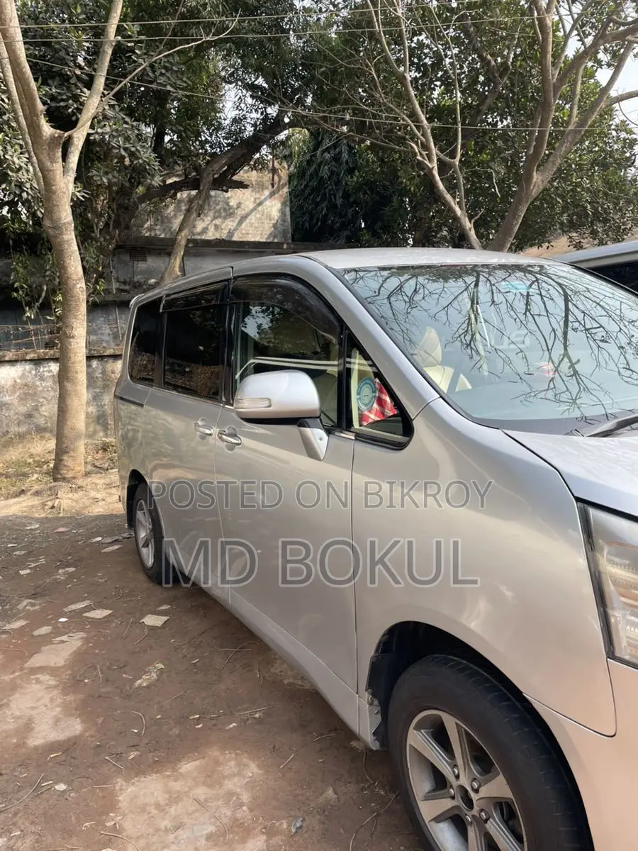 Toyota Noah 2010
