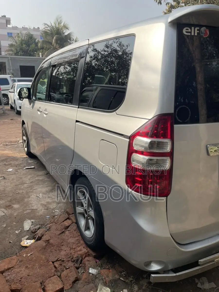 Toyota Noah 2010