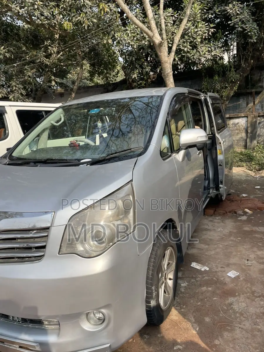 Toyota Noah 2010