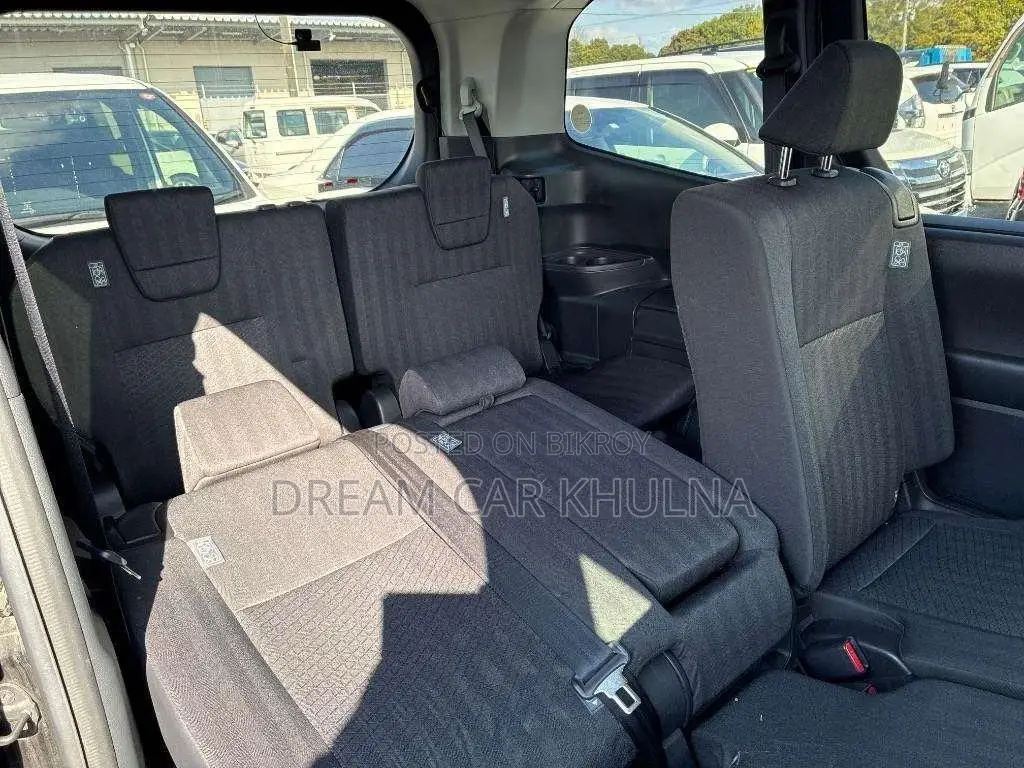 Toyota Noah G hybrid New shape 2022