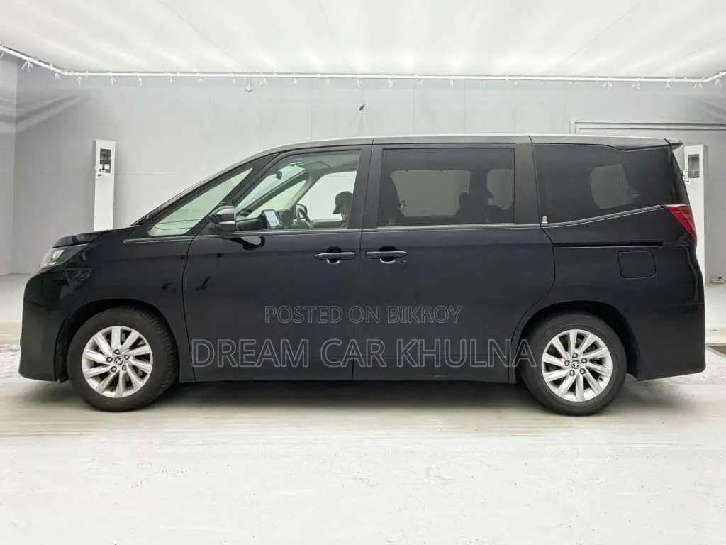 Toyota Noah G hybrid New shape 2022