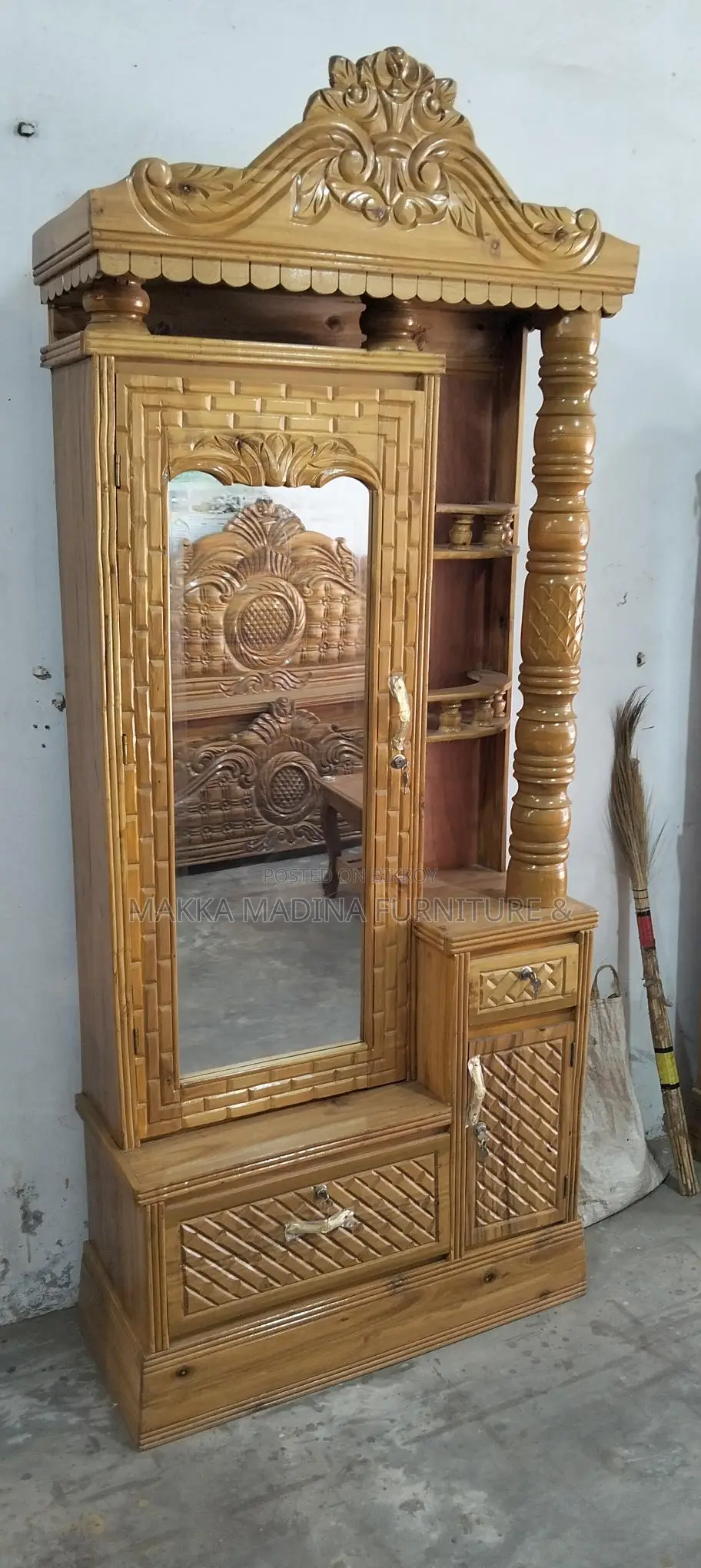 ড্রেসিং টেবিল
