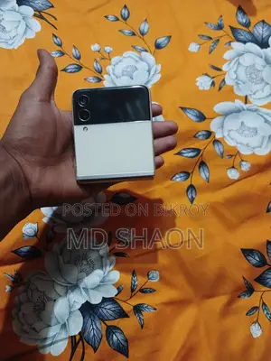Samsung Galaxy Z Flip 4 (Used)