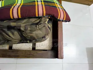 ব্যবহৃত খাট সাথে তোষক ও জাজিম (5×7.5 ফিট)