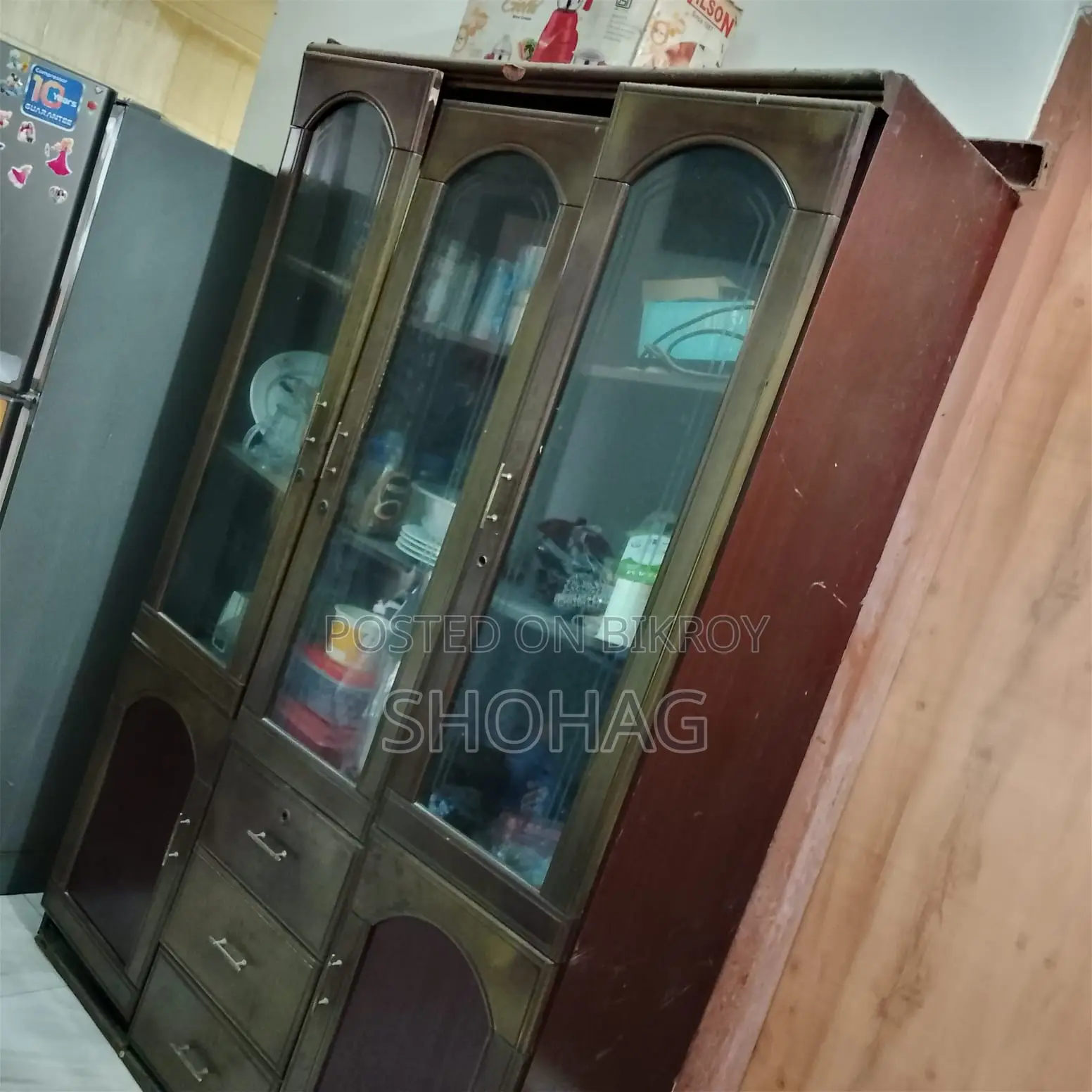 ১টি শোকেস বিক্রি হবে
