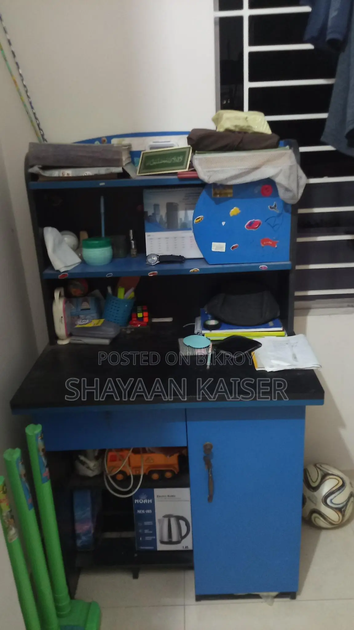 KIDS READING TABLE