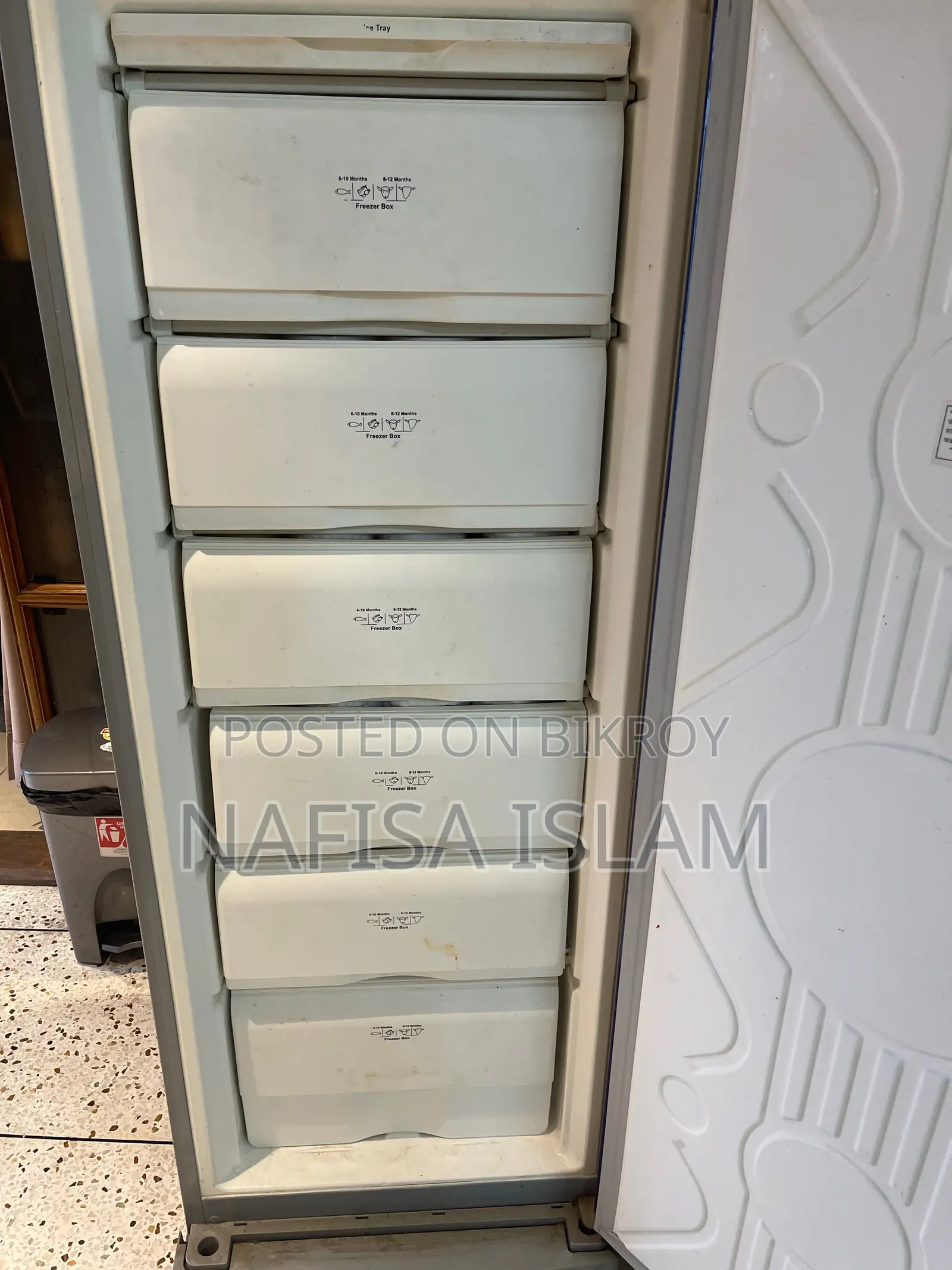 Walton vertical freezer