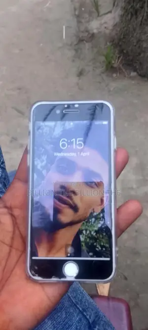 Apple iPhone 7 . (Used)