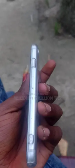 Apple iPhone 7 . (Used)