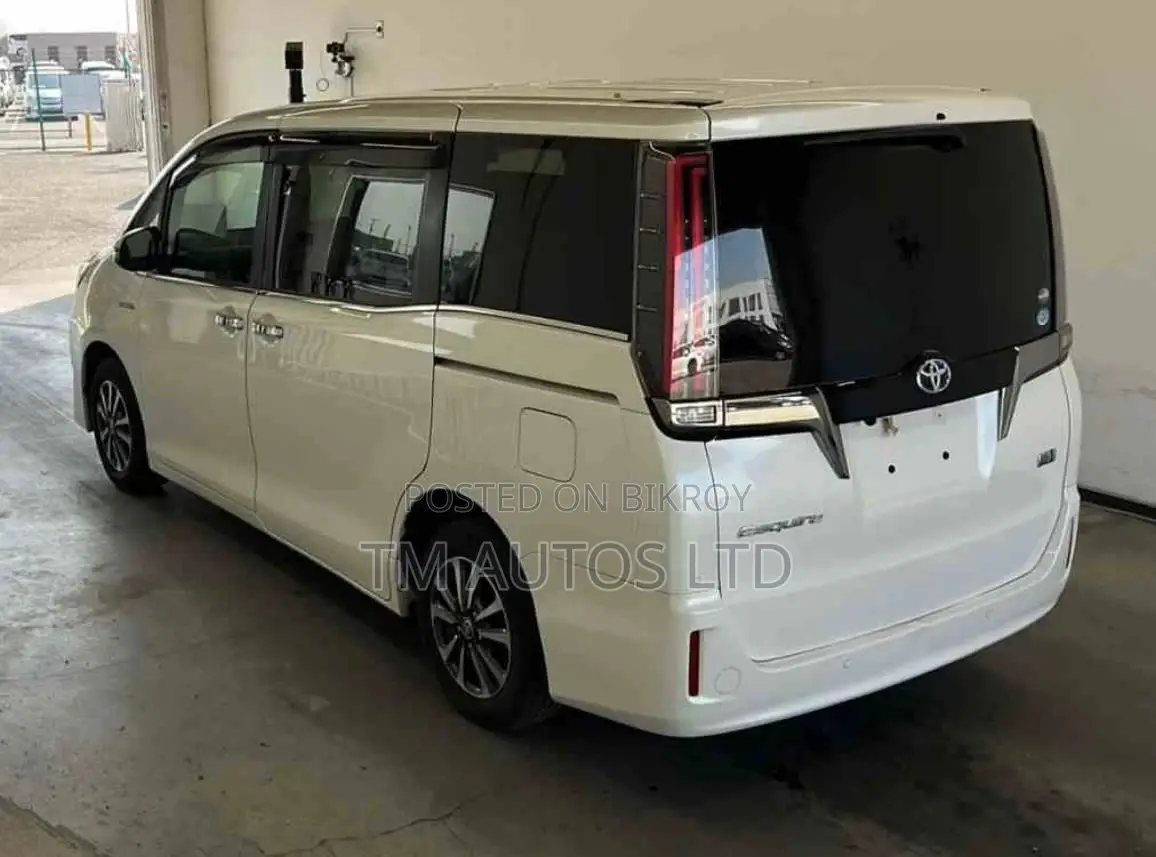 Toyota Esquire GI PREMIUM 3.5 PEARL 2020