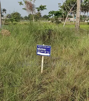 Land for sale to build a house in a residential area.