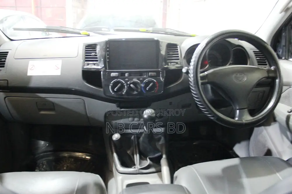 Toyota Hilux Pickup 4WD 2011