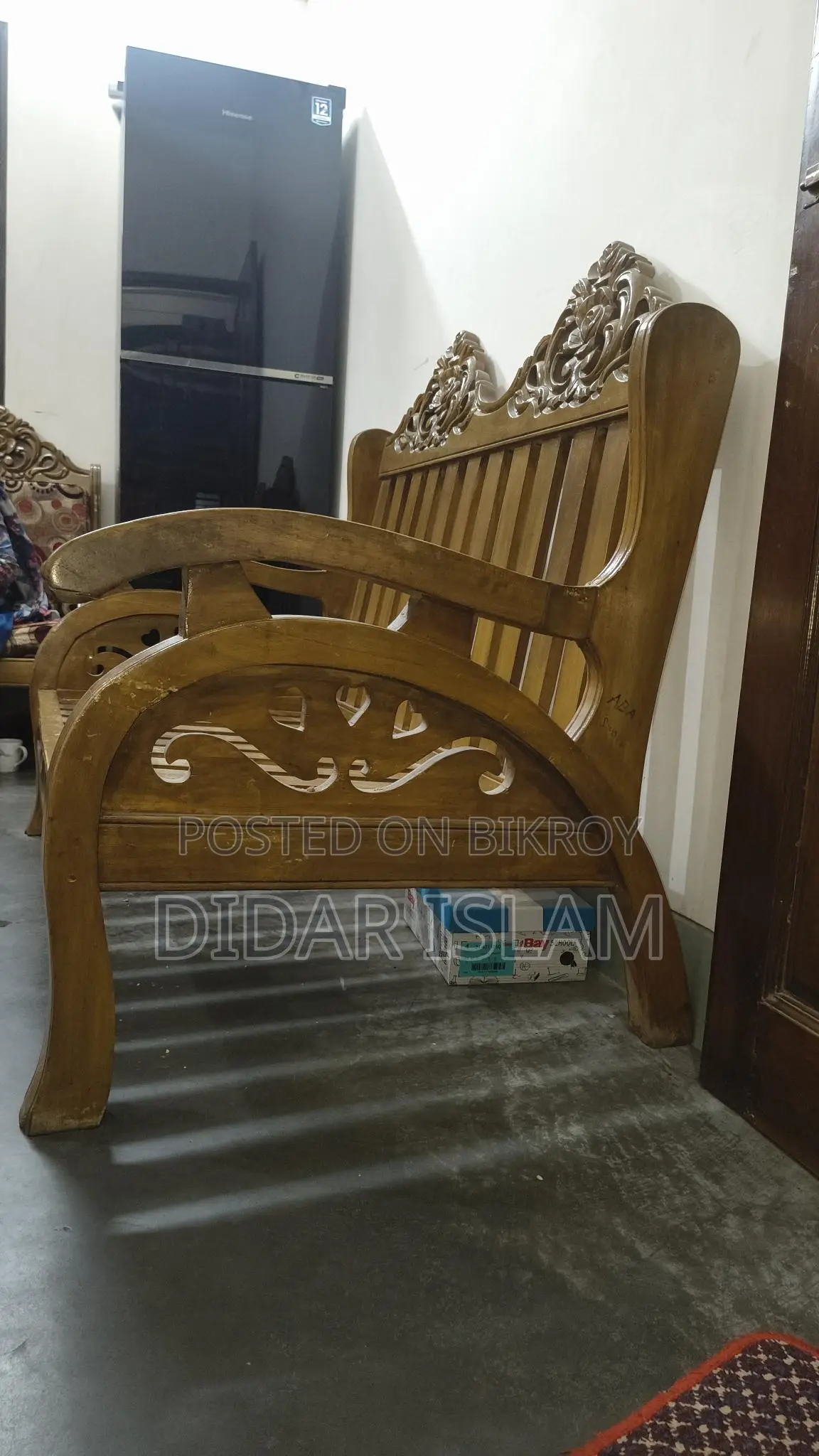 দৃষ্টিনন্দন ডিজাইনের সেগুন কাঠের দুই সিটের সোফা বিক্রয় করা হচ্ছে।