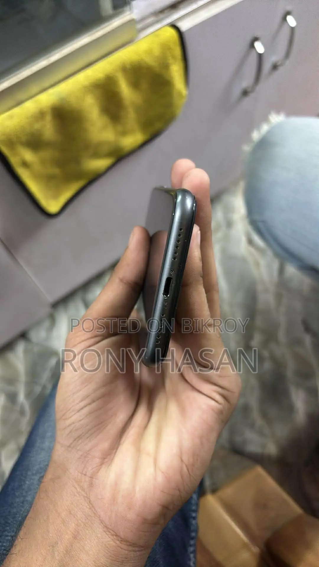 Apple iPhone 11 . (Used)