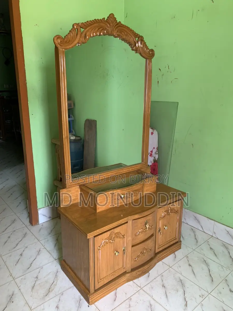 ড্রেসিং টেবিল