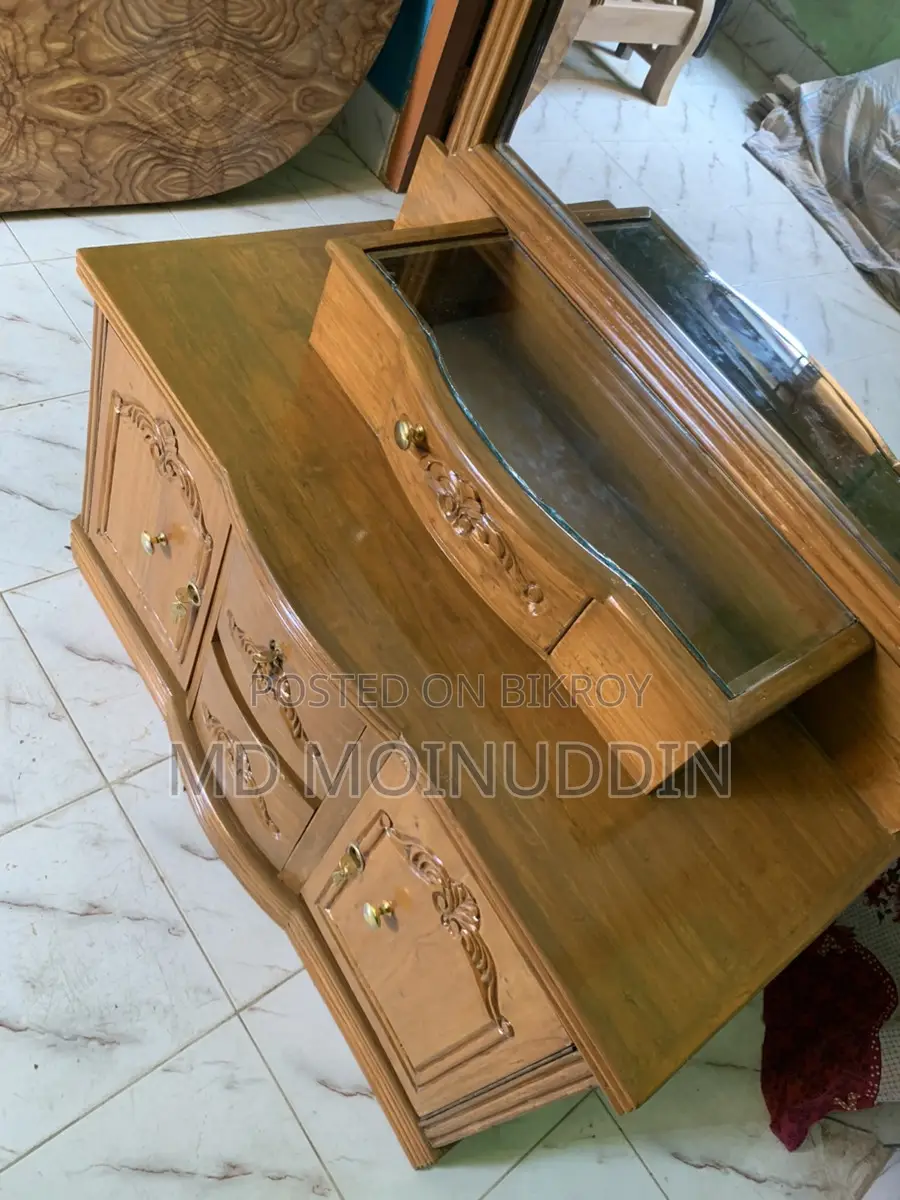 ড্রেসিং টেবিল