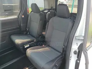 Toyota Noah Hybrid X 2023
