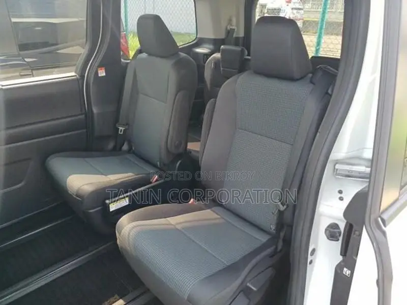 Toyota Noah Hybrid X 2023
