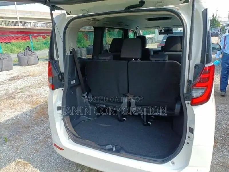 Toyota Noah Hybrid X 2023
