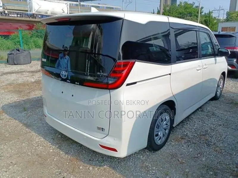Toyota Noah Hybrid X 2023
