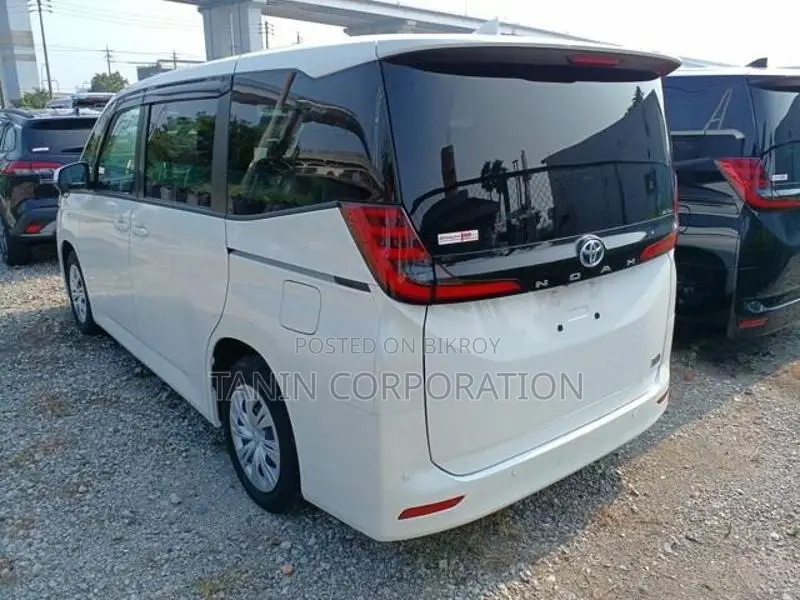 Toyota Noah Hybrid X 2023