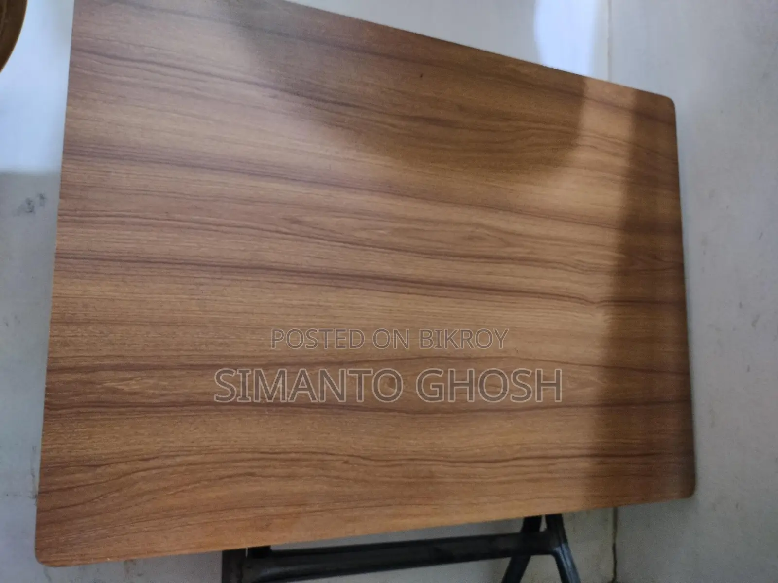 টেবিল এবং চেয়ার বিক্রি করা হবে।