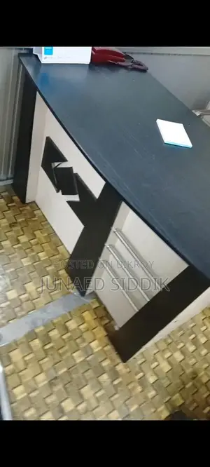 টেবিল চেয়ার