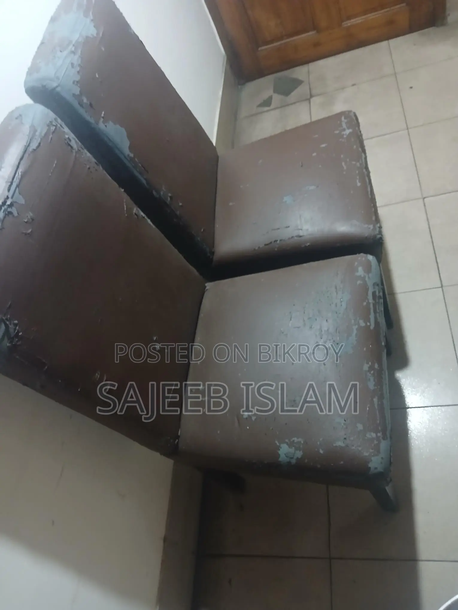 চেয়ার দুটি মেহু মনি গাছের