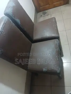 চেয়ার দুটি মেহু মনি গাছের