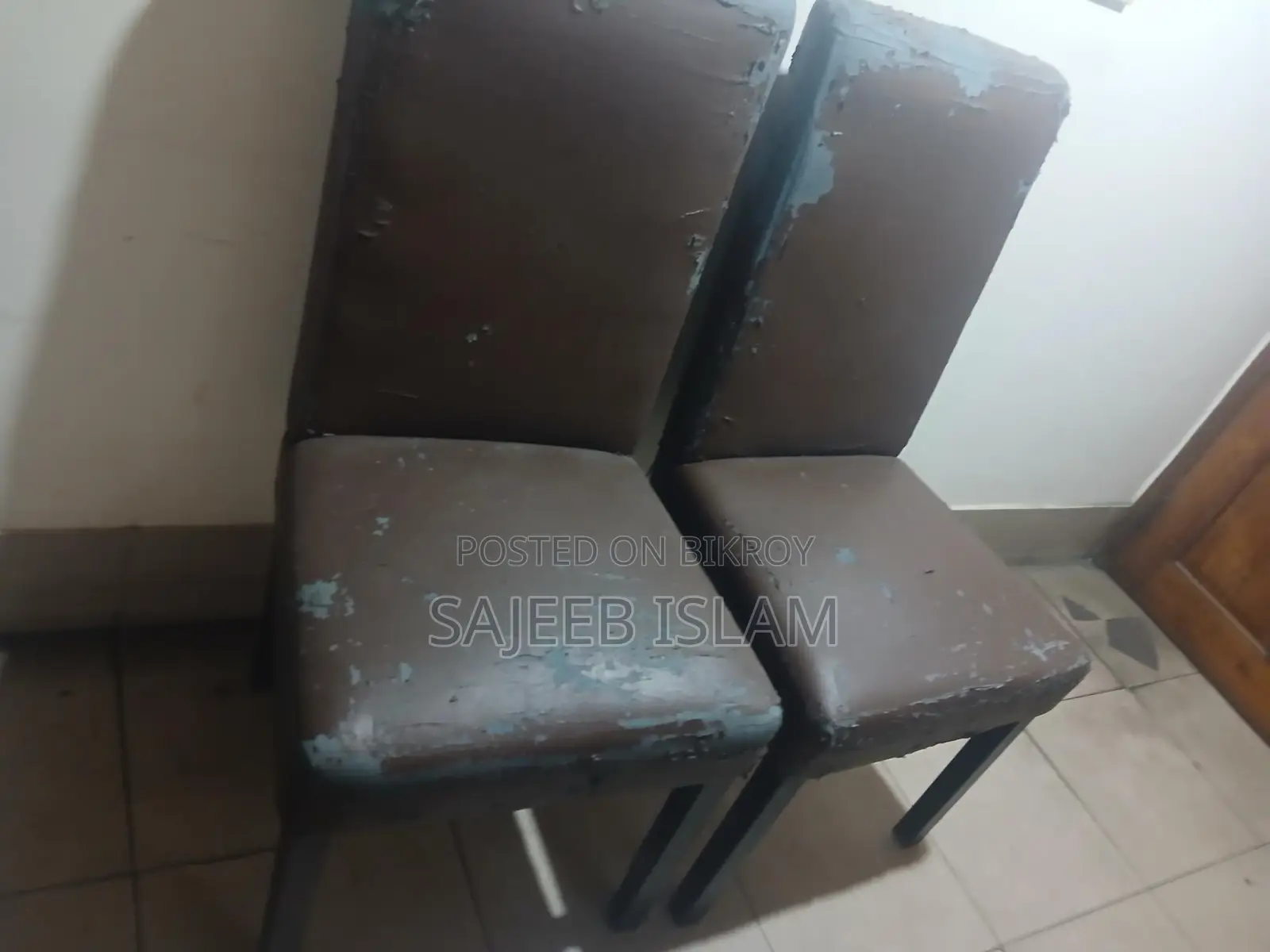চেয়ার দুটি মেহু মনি গাছের