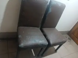 চেয়ার দুটি মেহু মনি গাছের