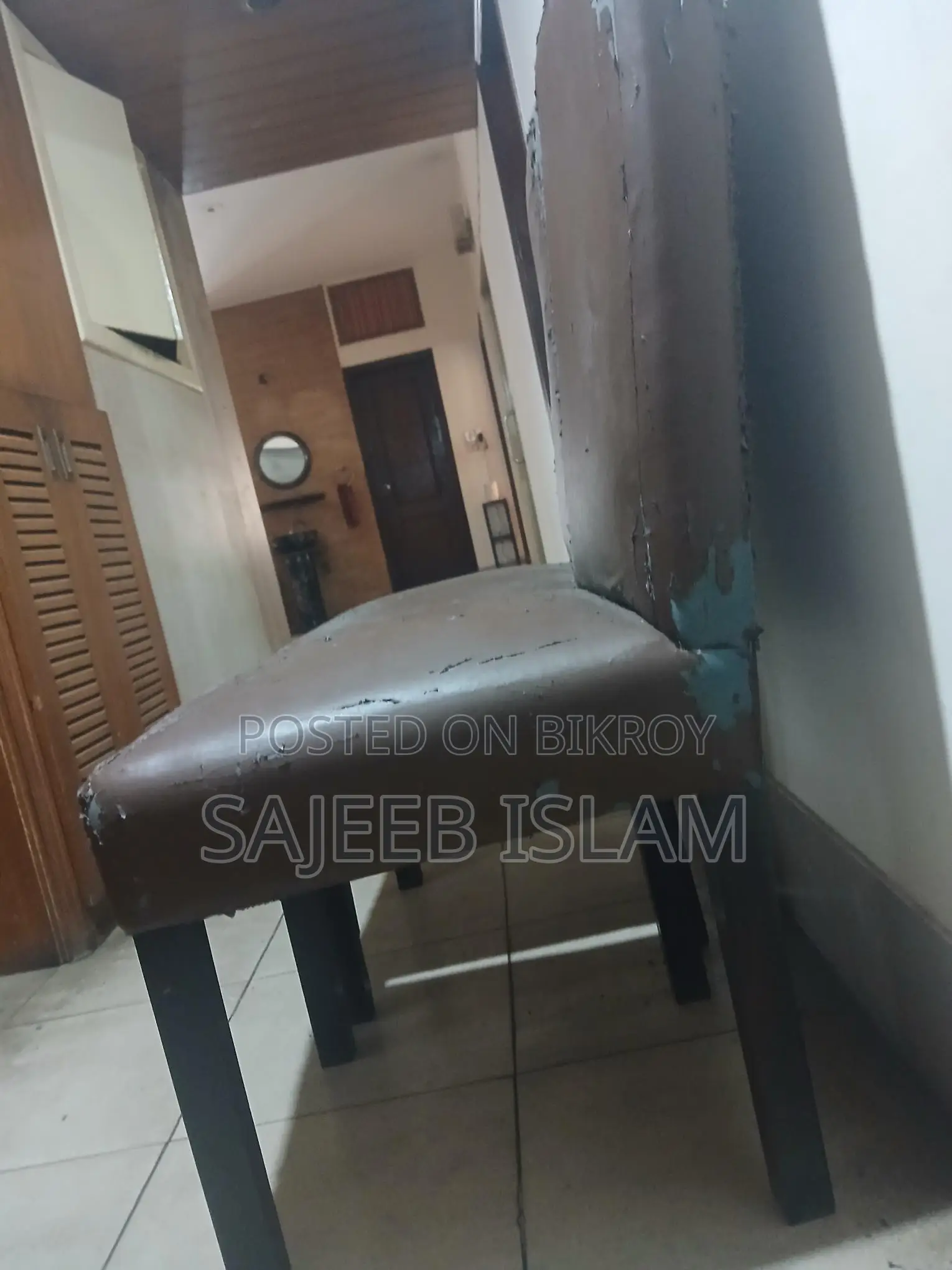 চেয়ার দুটি মেহু মনি গাছের
