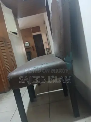 চেয়ার দুটি মেহু মনি গাছের