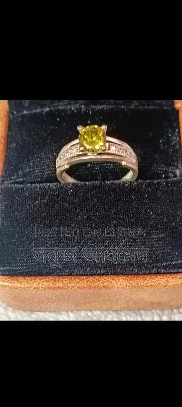 This attractive 21K hallmark emerald ring, lifetime guarantee
