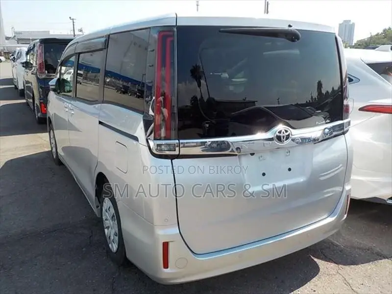 Toyota Noah Non Hybrid X Silver 2021