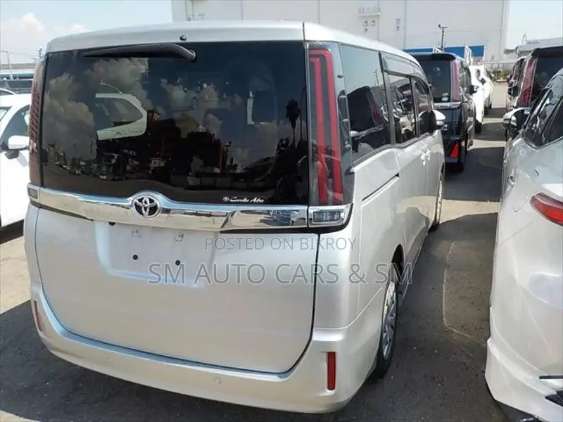 Toyota Noah Non Hybrid X Silver 2021