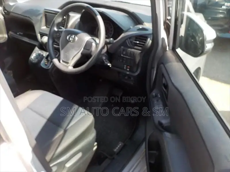 Toyota Noah Non Hybrid X Silver 2021