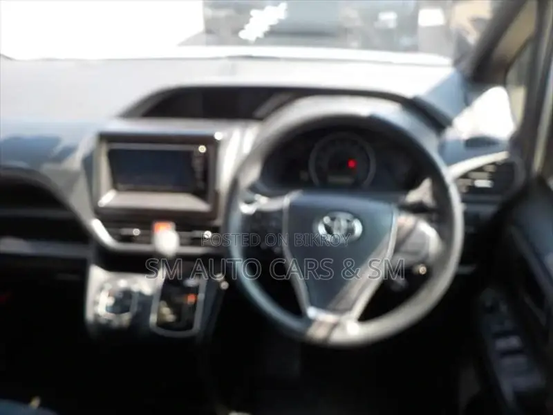 Toyota Noah Non Hybrid X Silver 2021
