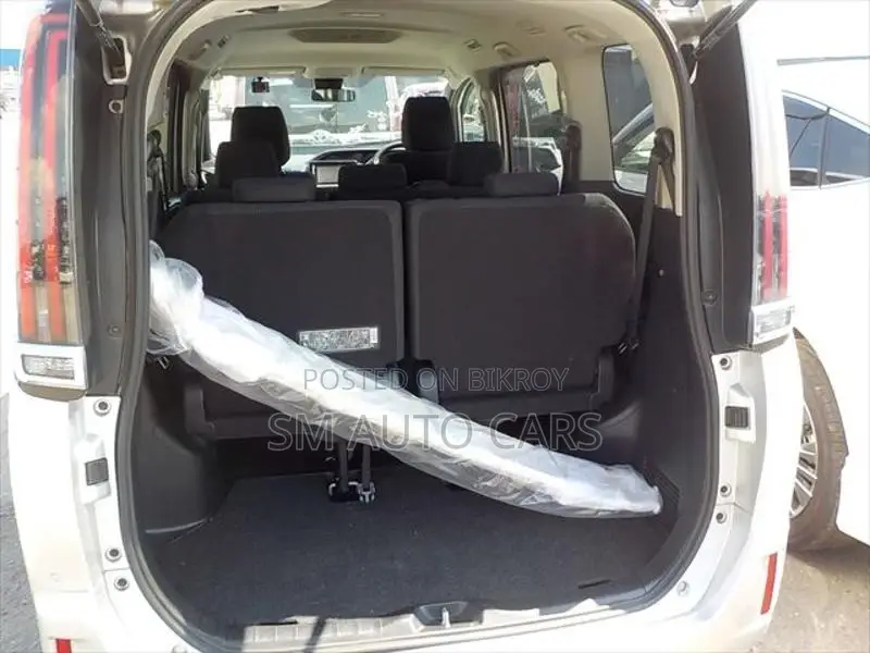 Toyota Noah Non Hybrid X Silver 2021